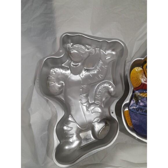 Wilton Cake Pans Winnie The Pooh And Tigger - Picture 2 of 8